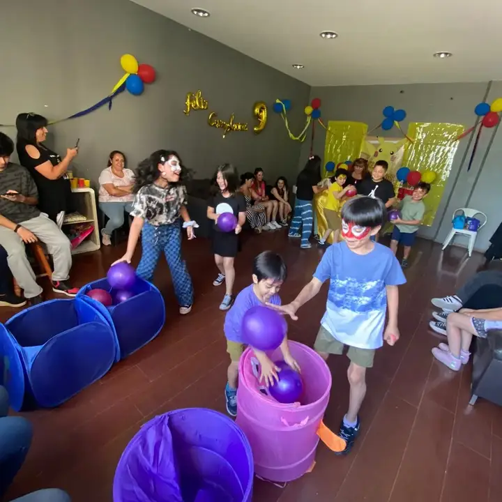 Juegos con túneles en una fiesta en casa