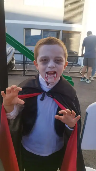 Niño disfrazado de vampiro con pintacaritas