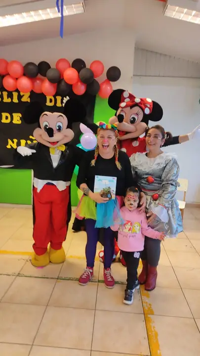 Día del Niño en un colegio con Mickey y Minnie