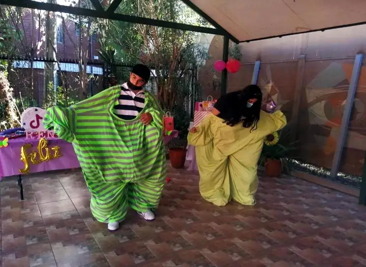 Dos disfraces en una fiesta de Halloween