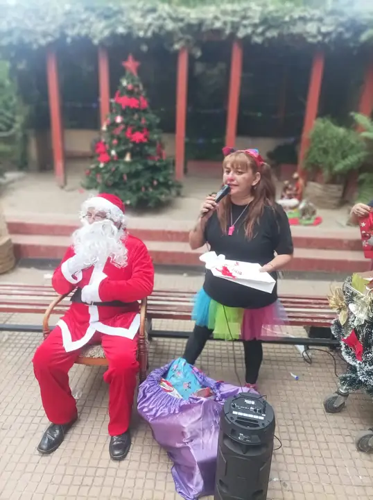 Viejito Pascuero visitando una casa