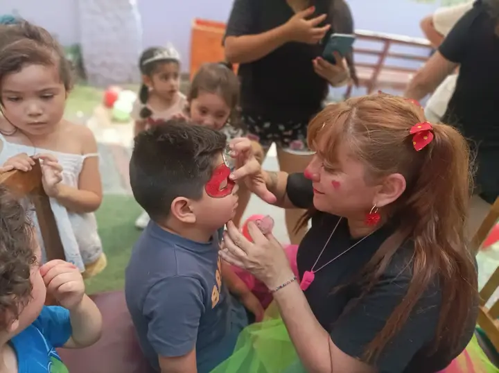 Pintacaritas en grupo durante una jornada de colegio