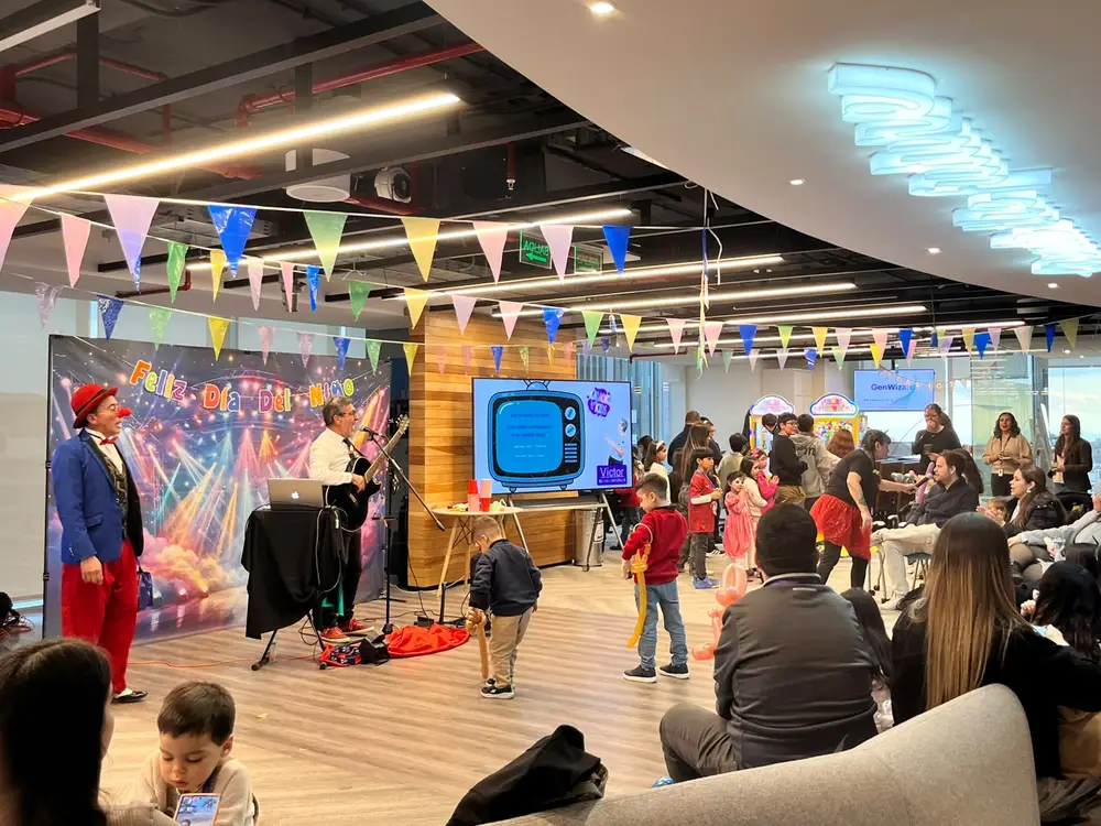 Día del Niño en una empresa, con música y disfraces