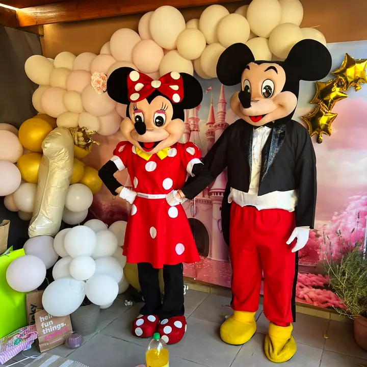 Mickey y Minnie junto al arco de globos en una fiesta temática