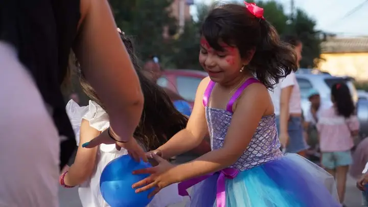 Niña con pintacaritas y un globo