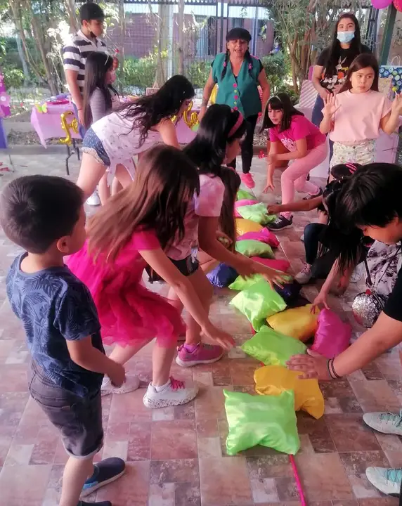Niños jugando en ronda durante una animación
