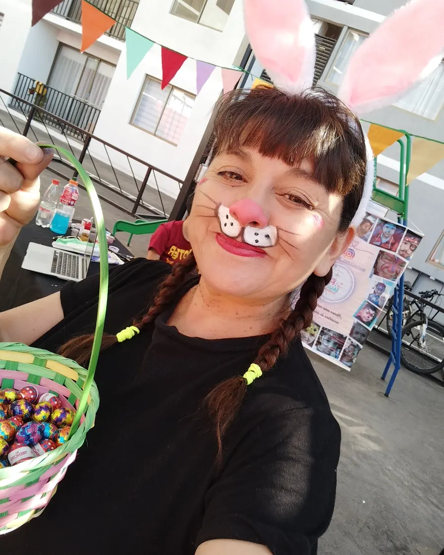 Marcela con pintacaritas de conejo en un evento